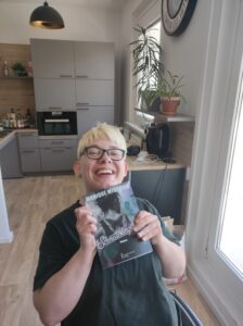 Monique mit Buch